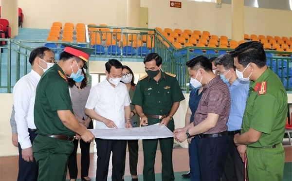 Bí thư Tỉnh ủy Yên Bái Đỗ Đức Duy kiểm tra khu vực Nhà thi đấu đa năng huyện Trấn Yên - nơi dự kiến xây dựng bệnh viện dã chiến.