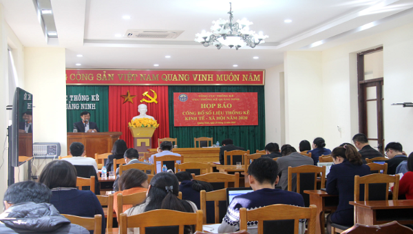 Ông Phạm Văn Chính, Cục trưởng Cục Thống kê tỉnh Quảng Ninh thông tin một số vấn đề cơ bản về tình hình kinh tế - xã hội của Quảng Ninh năm 2020. Ảnh: TL