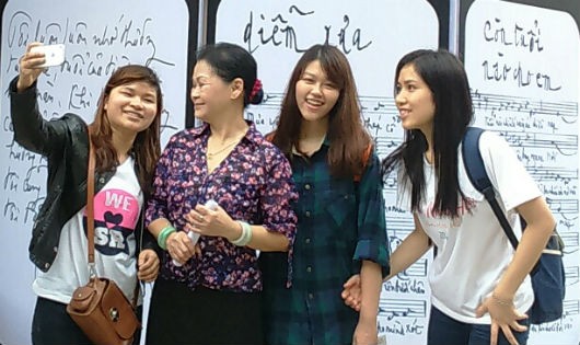 Các bạn sinh viên hân hoan chào đón ca sỹ Khánh Ly