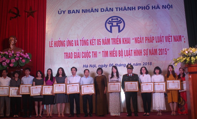 Thứ trưởng Đặng Hoàng Oanh tặng Giấy khen cho các cá nhân, tập thể có nhiều thành tích trong 5 năm thực hiện Ngày Pháp luật