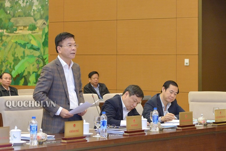 Bộ trưởng Bộ Tư pháp Lê Thành Long trình bày tờ trình của Chính phủ