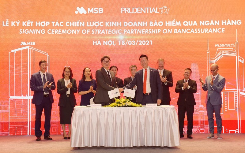Đại diện lãnh đạo MSB và Prudential Việt Nam ký hợp tác chiến lược kinh doanh bảo hiểm qua ngân hàng.