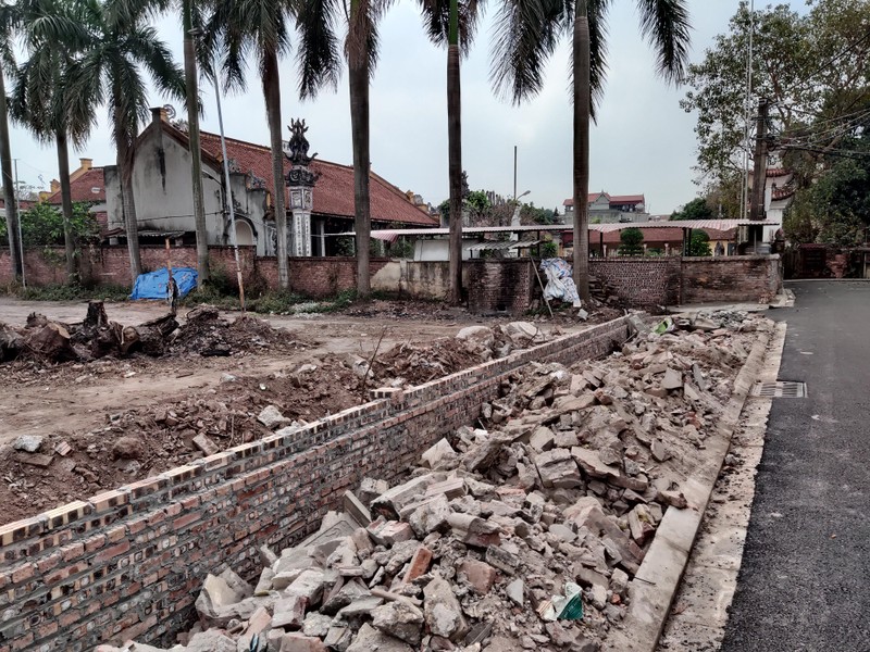 Một phần khuôn viên Chùa Vàng bị đập tường, chặt cây và xây lùi vào phía trong