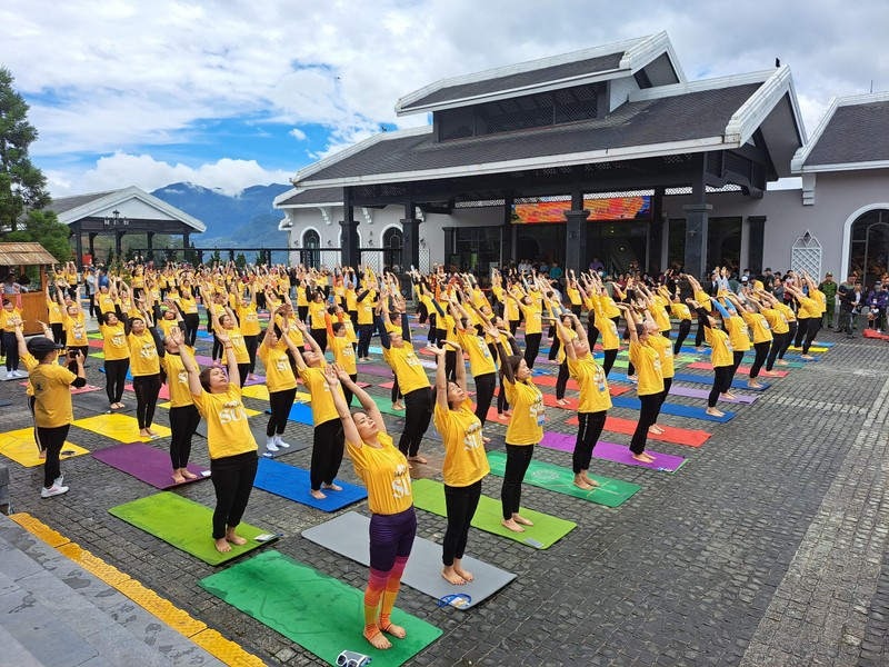 Ấn tượng màn đồng diễn Yoga trên đỉnh Fansipan ảnh 4