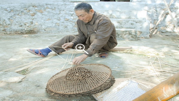 Cụ ông đan nón “Đại hiệp”
