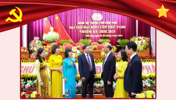 Bí thư, Chủ tịch HĐND tỉnh Quảng Ninh Nguyễn Xuân Ký, trò chuyện với các đại biểu dự đại hội. Ảnh: báo Quảng Ninh
