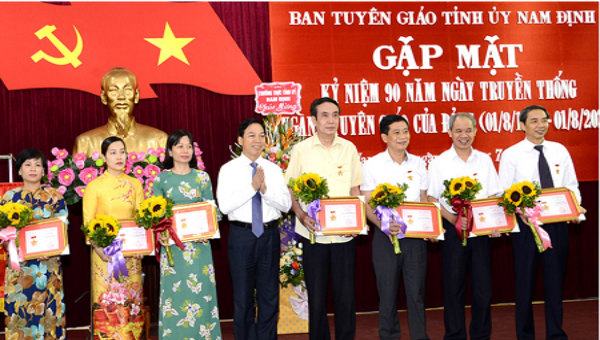 Phó Bí thư Thường trực Tỉnh ủy Trần Văn Chung trao tặng Kỷ niệm chương "Vì sự nghiệp Tuyên giáo" cho lãnh đạo các ban, ngành của tỉnh.