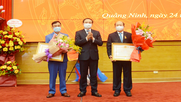 Bí thư tỉnh Quảng Ninh Nguyễn Xuân Ký thừa ủy quyền Chủ tịch nước trao danh hiệu Thầy thuốc Nhân dân cho các cá nhân.