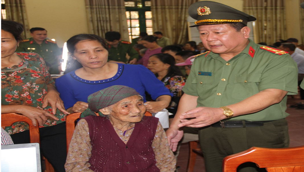 Đại tá Phạm Đăng Khoa - Giám đốc Công an tỉnh Hưng Yên trực tiếp kiểm tra tại điểm cấp CCCD.
