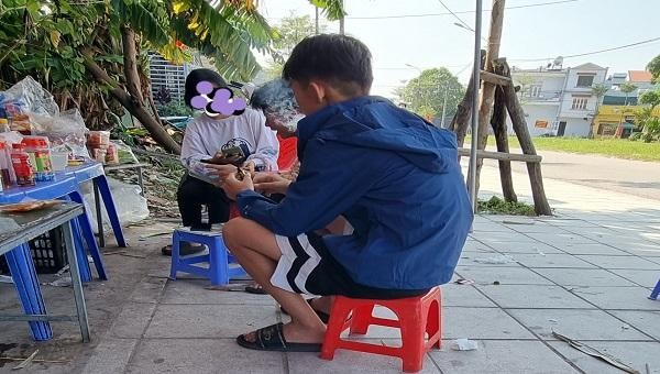 Nam học sinh vừa “nhả khói” vừa cho các bạn biết, vừa mua điếu thuốc lá điện tử có hương vị cà phê trên ở gần khu vực trường học với giá hơn một trăm ngàn đồng.