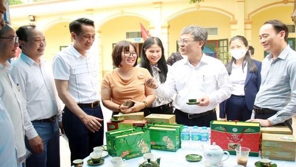 Các đại biểu tham quan gian hàng của doanh nghiệp sản xuất tại ngày hội.