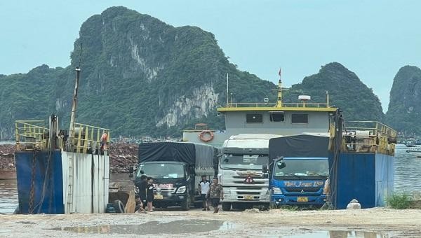 Các ô tô chở đầy hàng hóa được xếp xuống tàu chuẩn bị hành trình đi các đảo tại bến cảng trái phép ở thị trấn Cái Rồng, huyện Vân Đồn, tỉnh Quảng Ninh.