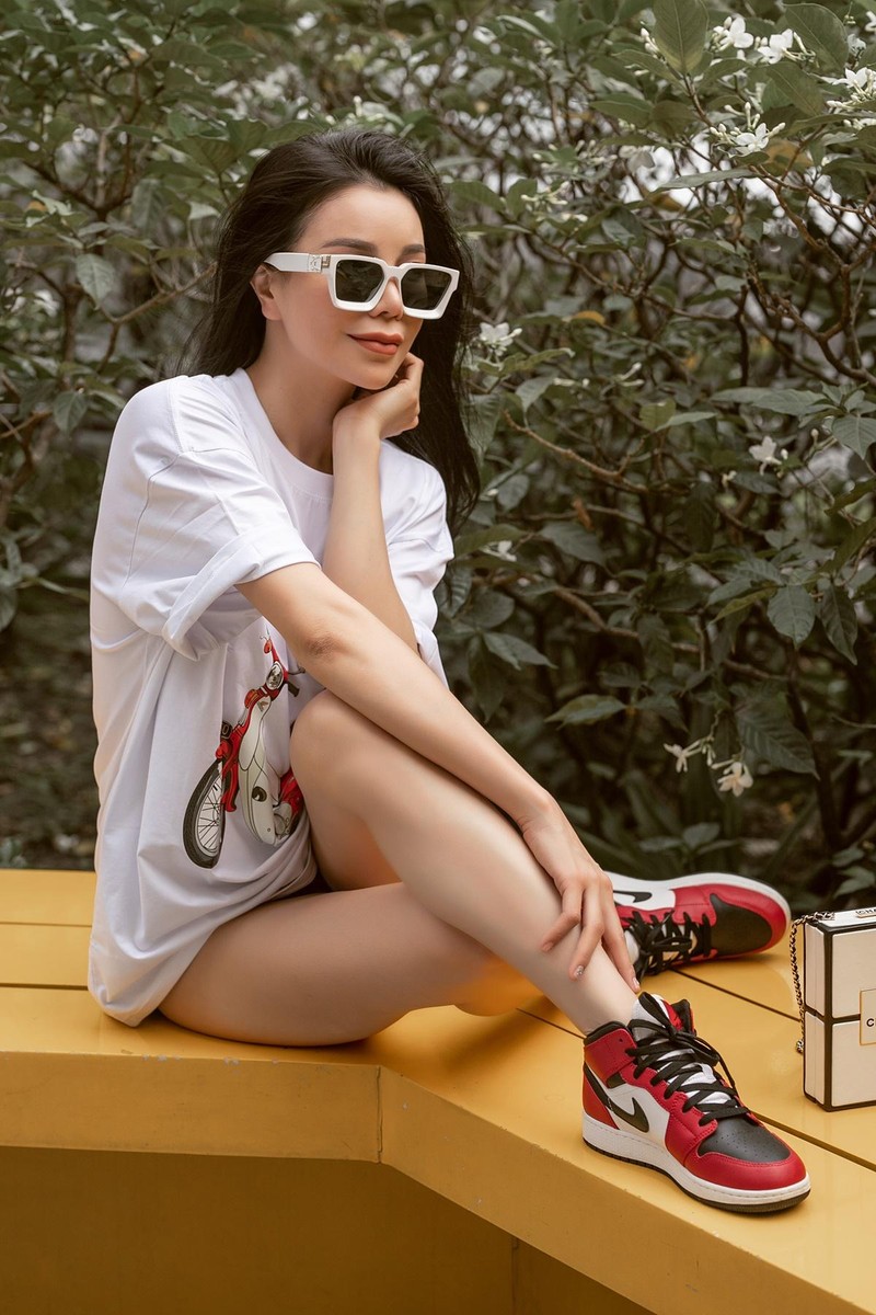 Đào Thị Hà diện đồ đôi phóng khoáng xuống phố cùng Trà Ngọc Hằng ảnh 5