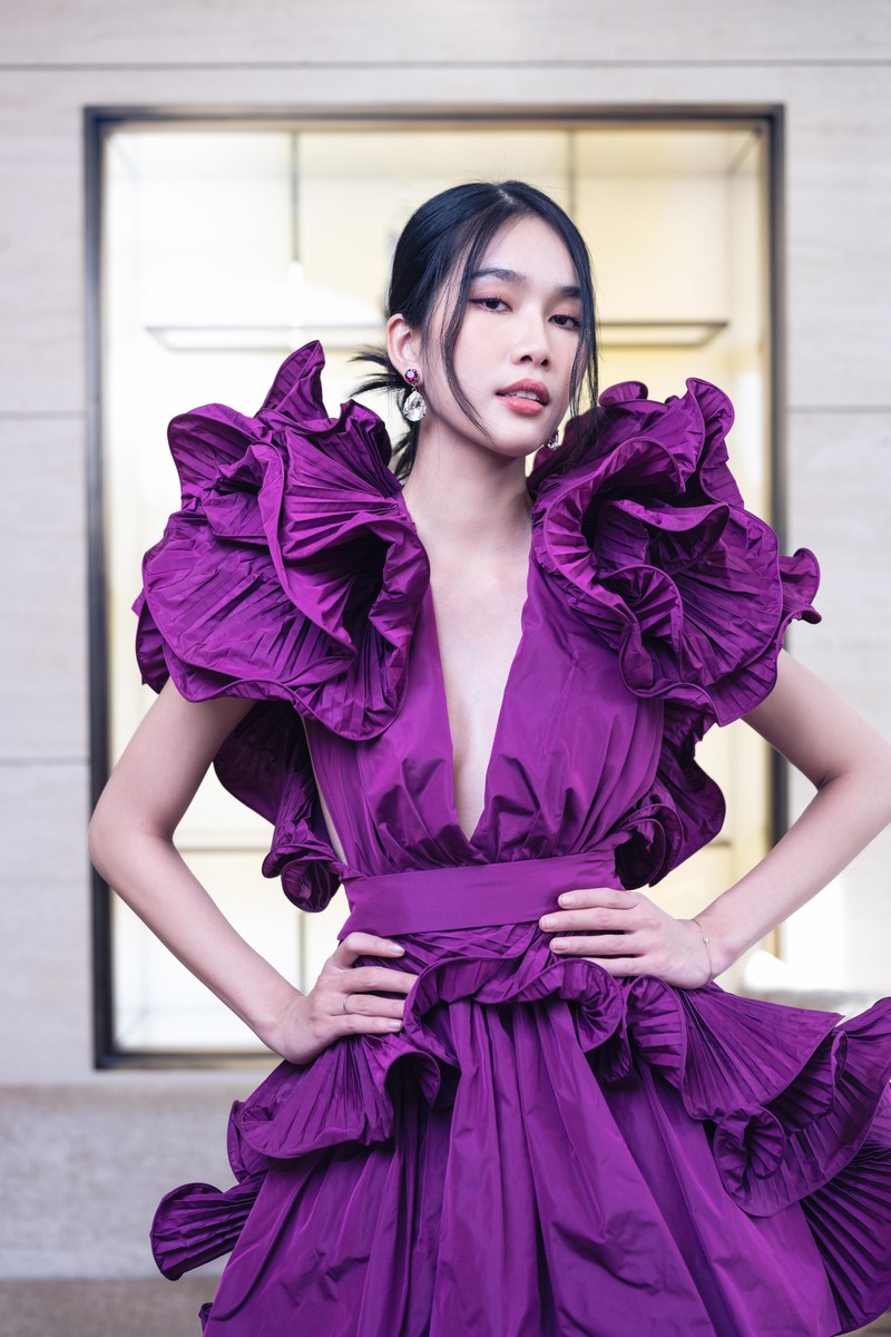 Hoa hậu Lương Thùy Linh, Á hậu Phương Anh gợi cảm với trang phục xuyên thấu ảnh 5
