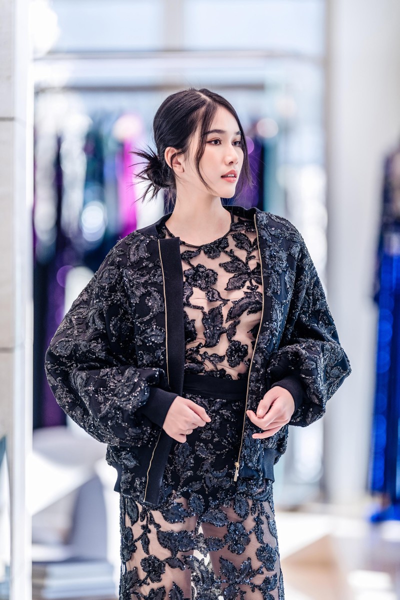 Hoa hậu Lương Thùy Linh, Á hậu Phương Anh gợi cảm với trang phục xuyên thấu ảnh 7
