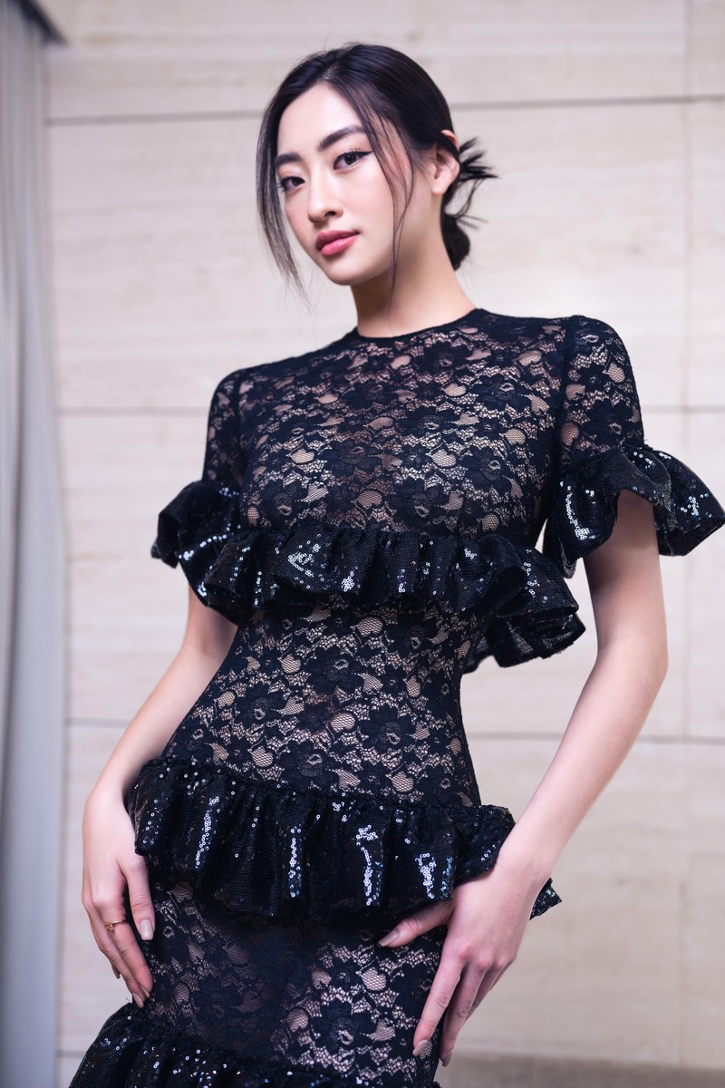 Hoa hậu Lương Thùy Linh, Á hậu Phương Anh gợi cảm với trang phục xuyên thấu ảnh 2