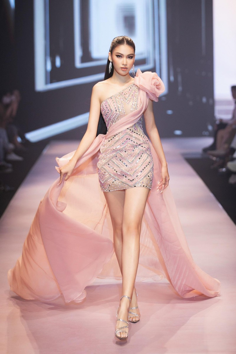 Hương Giang, Hà Anh, Lan Khuê “đốt cháy” sàn catwalk ảnh 4