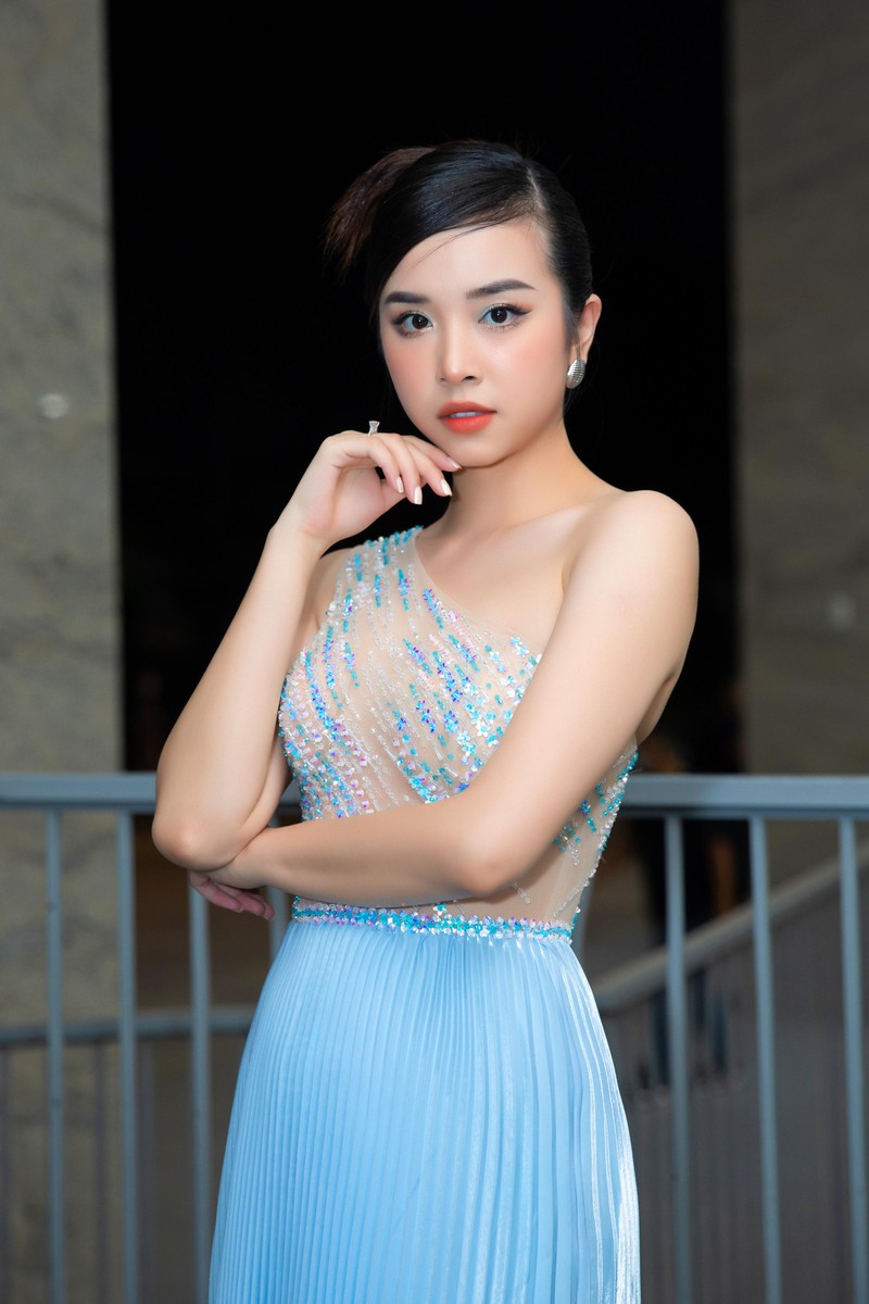 Hoa hậu Đỗ Mỹ Linh hở bạo, “đọ sắc” bên siêu mẫu Hà Anh ảnh 8