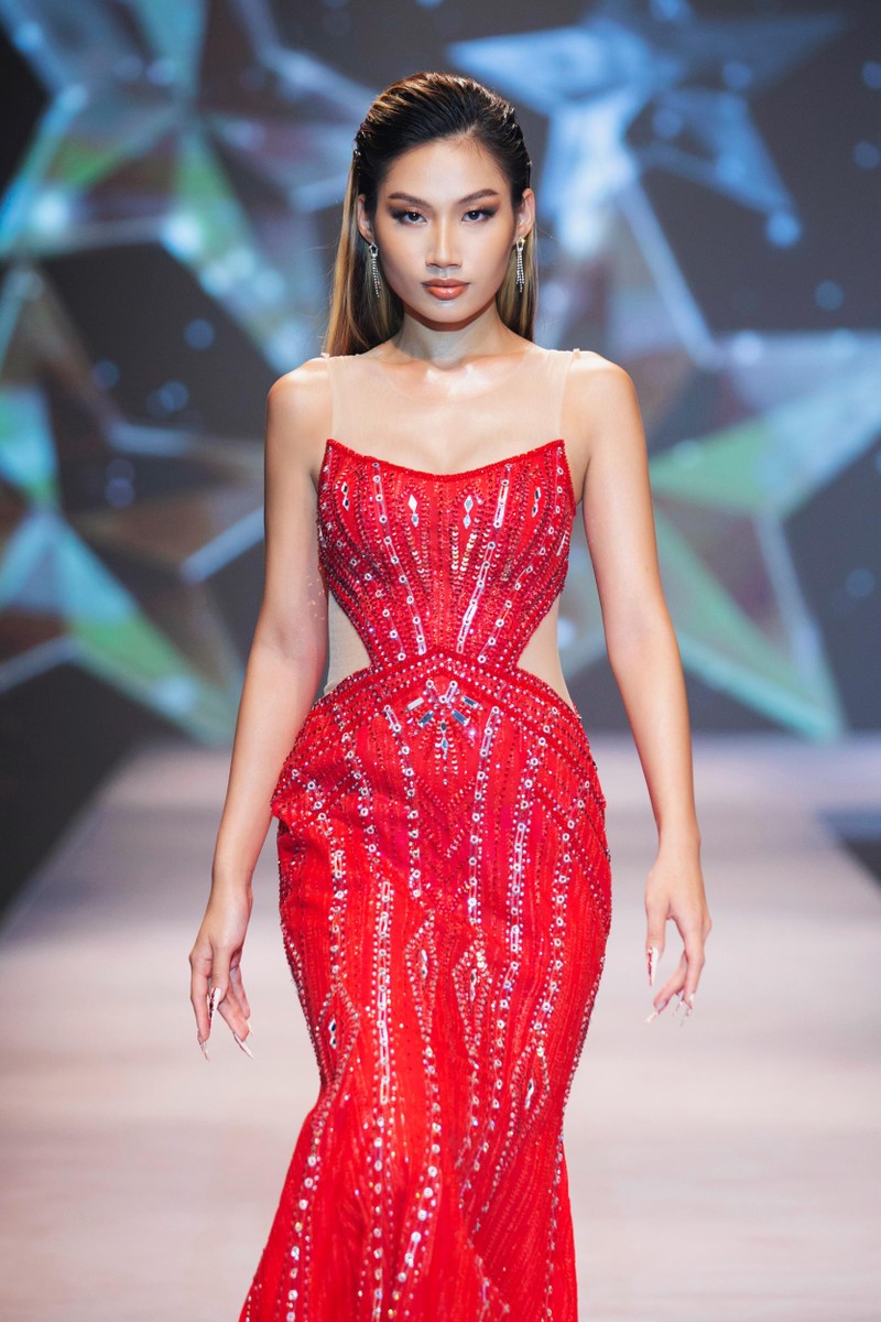 Hương Giang, Hà Anh, Lan Khuê “đốt cháy” sàn catwalk ảnh 8