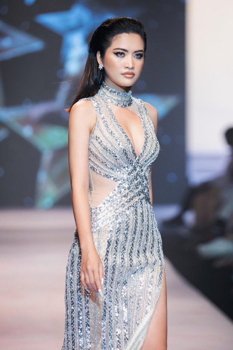 Hương Giang, Hà Anh, Lan Khuê “đốt cháy” sàn catwalk ảnh 7