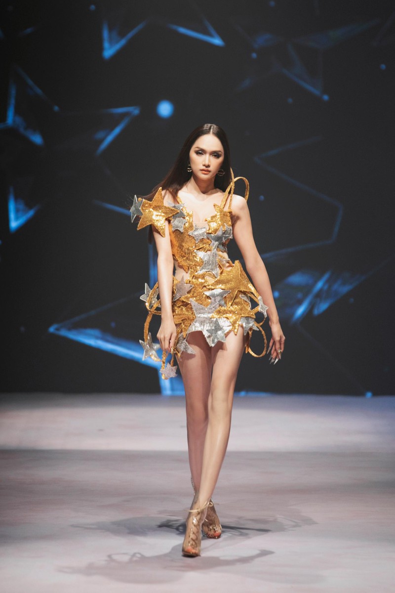 Hương Giang, Hà Anh, Lan Khuê “đốt cháy” sàn catwalk ảnh 1