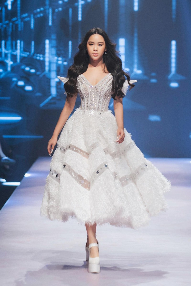 Hương Giang, Hà Anh, Lan Khuê “đốt cháy” sàn catwalk ảnh 6