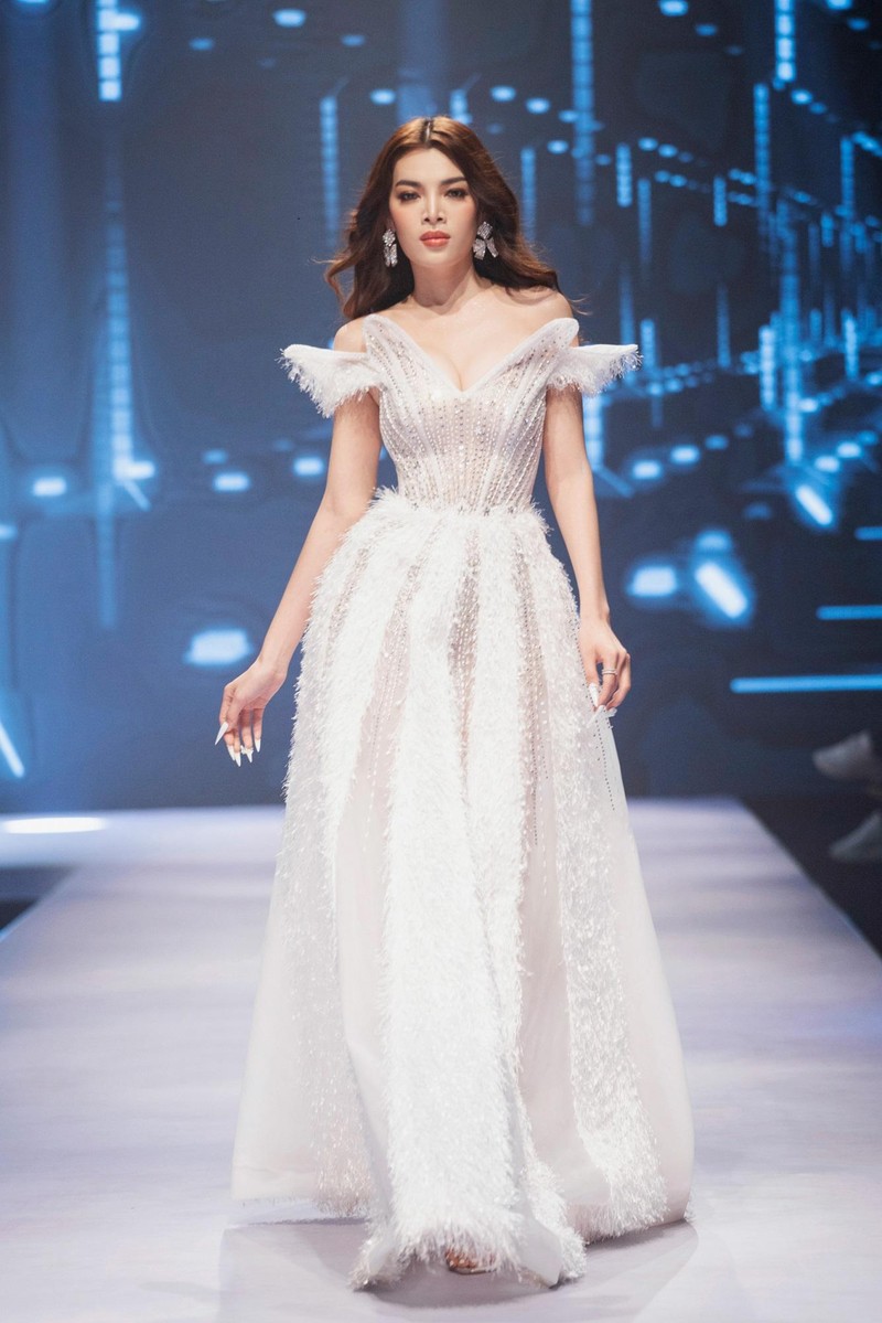 Hương Giang, Hà Anh, Lan Khuê “đốt cháy” sàn catwalk ảnh 5