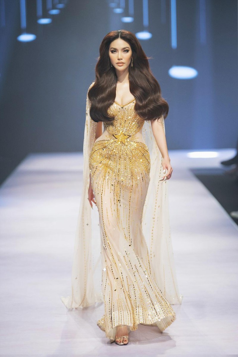 Hương Giang, Hà Anh, Lan Khuê “đốt cháy” sàn catwalk ảnh 3