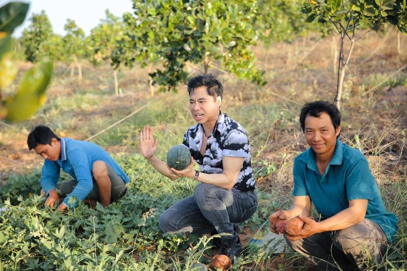 “Nông dân” Ngọc Sơn về quê trồng rau, nuôi cá tại mảnh đất rộng 50 héc ta ảnh 2