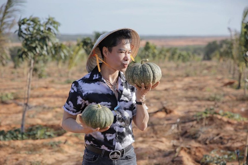 “Nông dân” Ngọc Sơn về quê trồng rau, nuôi cá tại mảnh đất rộng 50 héc ta ảnh 1