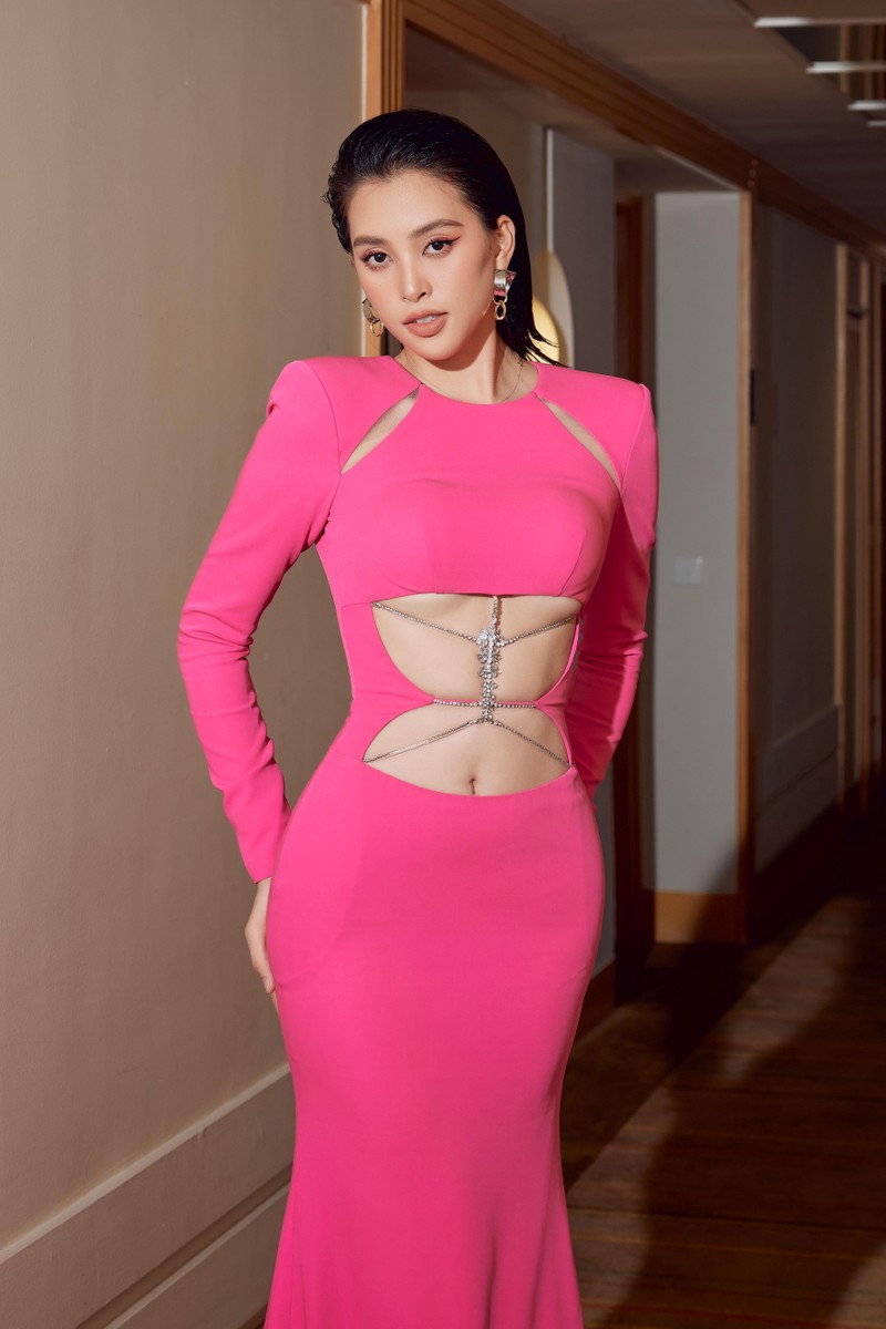 Hoa hậu Tiểu Vy khoe gương mặt “tỷ lệ vàng” cùng body quyến rũ ảnh 2