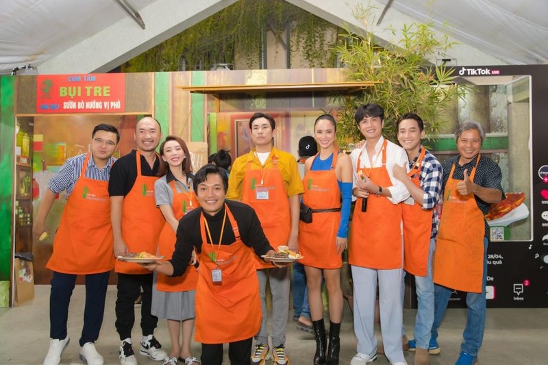 Dẫn đầu phòng vé hai ngày liên tiếp, Thu Trang quyết định chiếu luôn “Nghề siêu dễ” ảnh 1