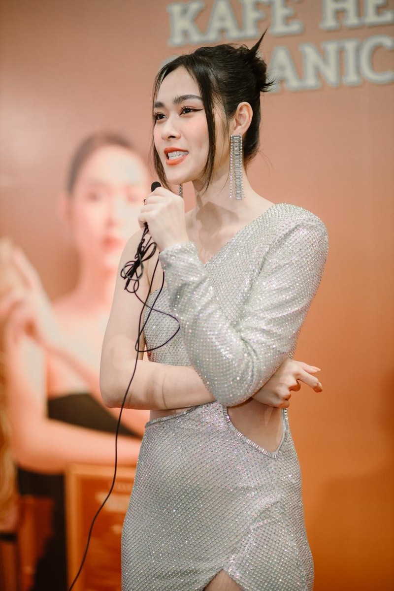 Diệp Bảo Ngọc diện váy khoe vai trần, rạng rỡ bên Ái Phương ảnh 6