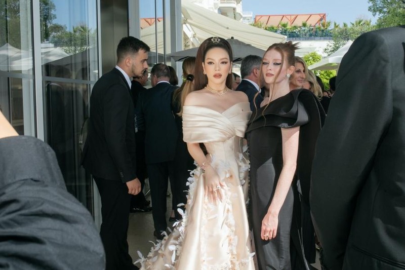 Lý Nhã Kỳ diện váy trễ vai, “đọ sắc” bên Larsen Thompson ảnh 3