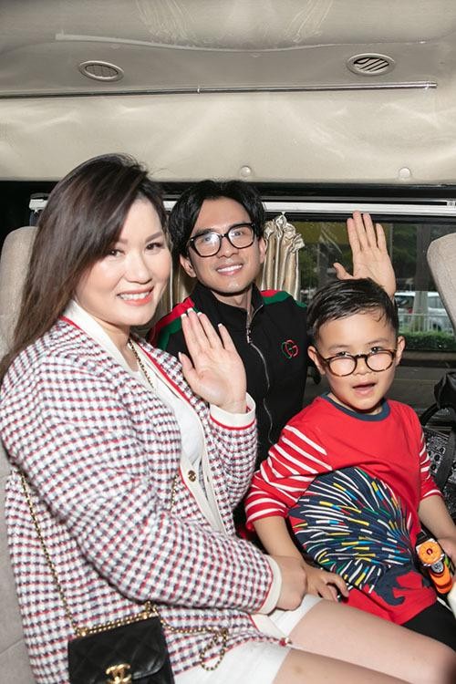 Đan Trường đưa con trai về Việt Nam làm từ thiện ảnh 2