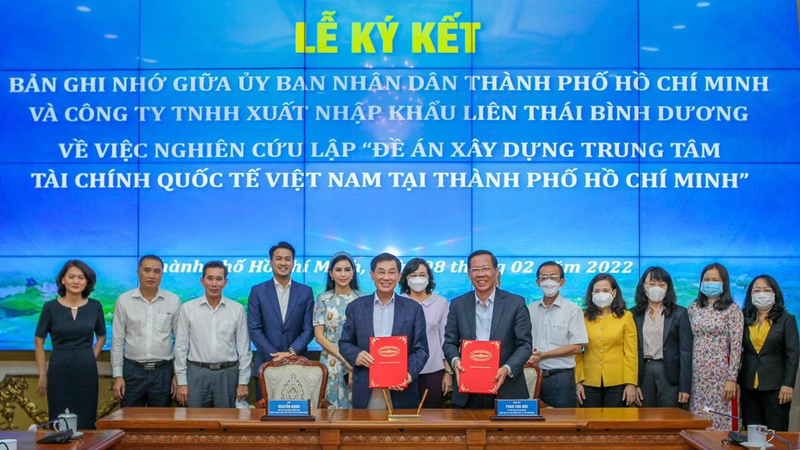 Ông Phan Văn Mãi - Chủ tịch UBND TP Hồ Chí Minh và ông Johnathan Hạnh Nguyễn - Chủ tịch Tập đoàn IPP ký kết bản ghi nhớ