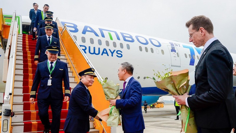 Cơ trưởng Nguyễn Thanh Sơn bắt tay Lãnh đạo Bamboo Airways trong sự kiện Bamboo Airways đón chiếc máy bay Boeing 787-9 Dreamliner đầu tiên