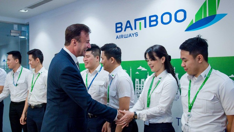 Ông Eddy Doyle – Phó tổng giám đốc Bamboo Airways hỏi thăm và động viên các phi công tập sự đầu tiên của Hãng