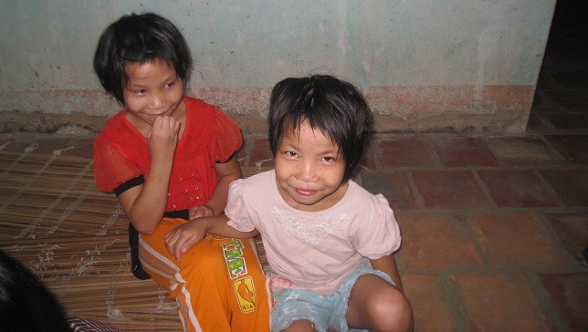 lHai đứa cháu câm điếc của bà Thang hồn nhiên cười đùa.
