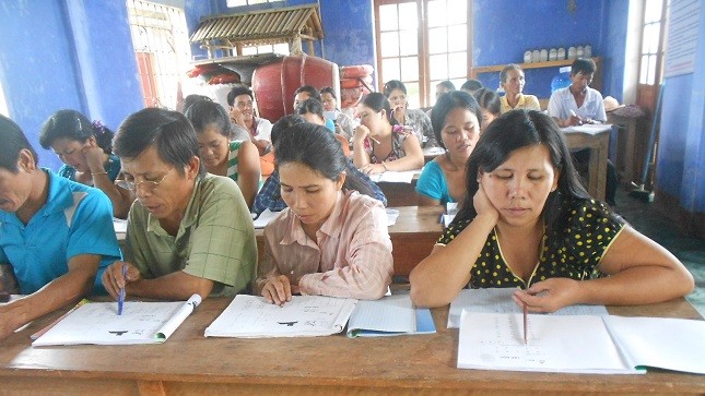 Lớp học vỡ lòng toàn học sinh… đeo kính lão