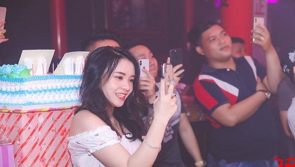 Quán bar, karaoke Sài Gòn nhộn nhịp mở cửa trở lại sau giãn cách.