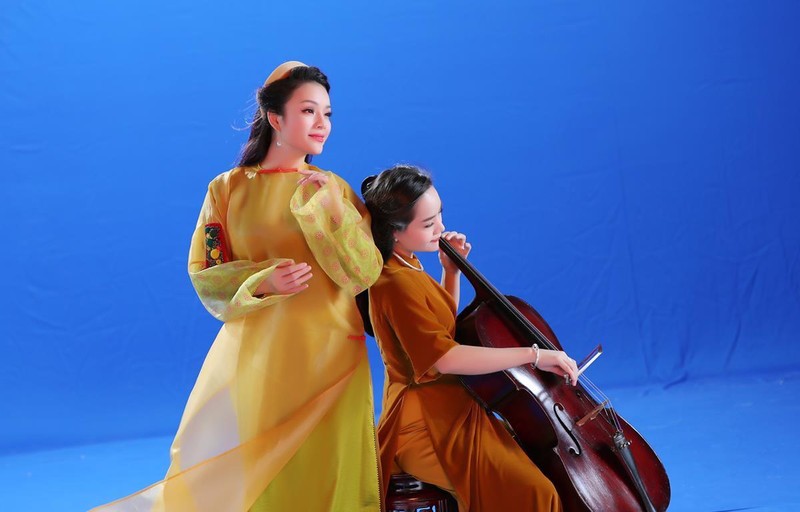 Ca sỹ Tân Nhàn và nghệ sỹ cello Đinh Hoài Xuân đã tạo nên không gian mới cho bài xẩm cổ truyền. (Ảnh: Hòa Nguyễn/Vietnam+)
