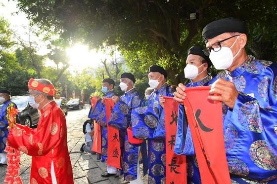 Người dân và chính quyền địa phương dự lễ khai hạ - cầu an tại lăng Tả quân Lê Văn Duyệt ảnh 1