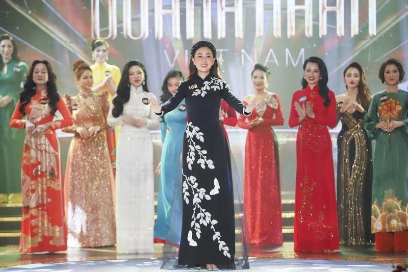  Vừa đăng quang người đẹp áo dài Hoa hậu Doanh nhân Việt Nam, nữ CEO khiến nhiều người ngưỡng mộ ảnh 2