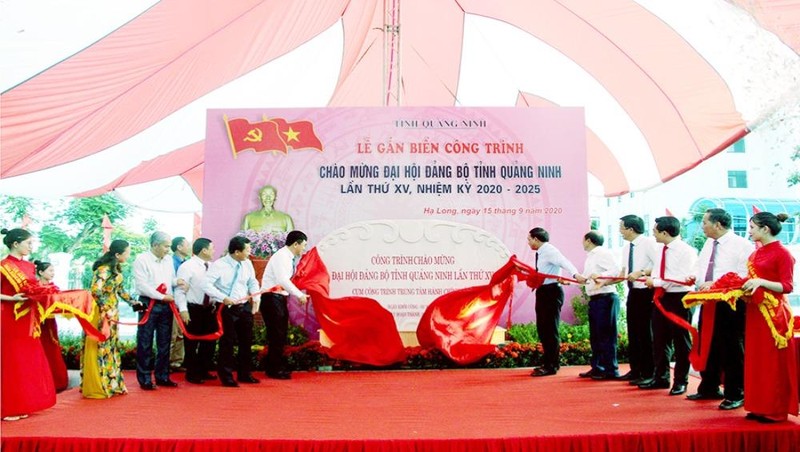 Các đồng chí lãnh đạo tỉnh cắt băng khánh thành, gắn biển Cụm công trình Trung tâm Hành chính tỉnh.