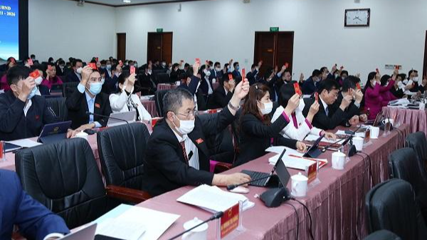 Đại biểu HĐND tỉnh biểu quyết thông qua danh sách bầu Ủy viên UBND tỉnh. ảnh: Cao Cường - Thành Phú