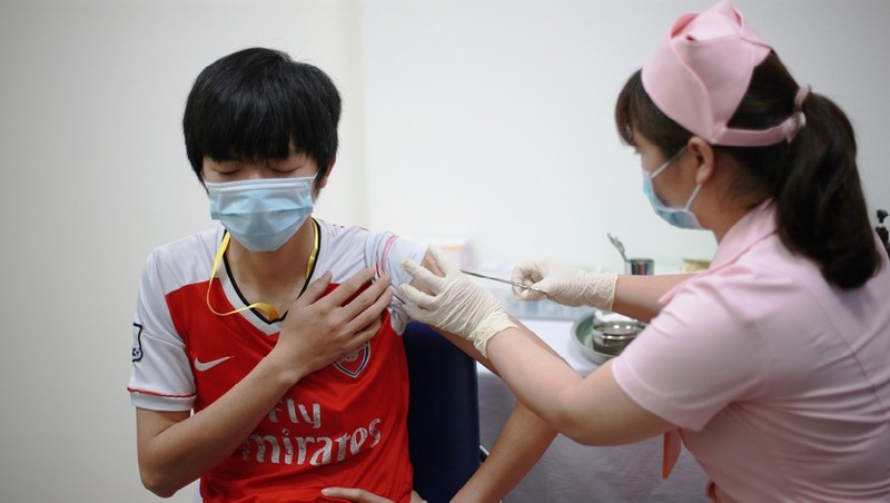 Nam tình nguyện viên thử nghiệm vắc xin Covivac. Ảnh: Ngọc Nga