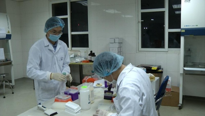 Cán bộ y tế pha hóa chất phục vụ xét nghiệm COVID-19. Ảnh: Hà Thu