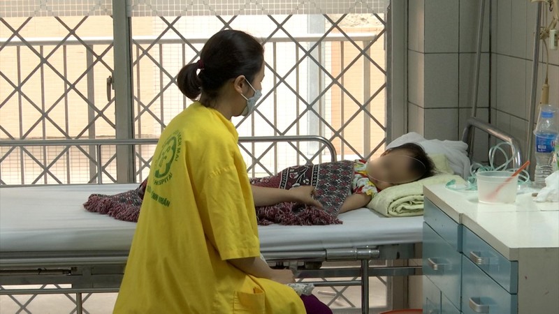 Bệnh nhân nhi nằm điều trị tại Trung tâm Nhi Khoa, Bệnh viện Bạch Mai.