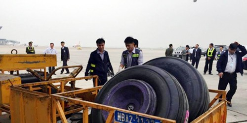 Bộ phận kỹ thuật đưa lốp mới ra thay thế lốp có vết cắt gây mất tín hiệu áp suất